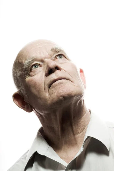 Porträtt av en äldre man. isolerad på vit bakgrund — Stockfoto