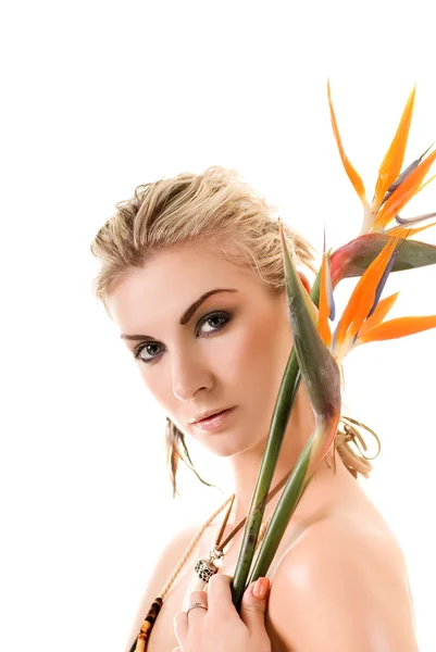 Sexy blonde Frau mit Strelizia Blumen isoliert auf weißem Rücken — Stockfoto