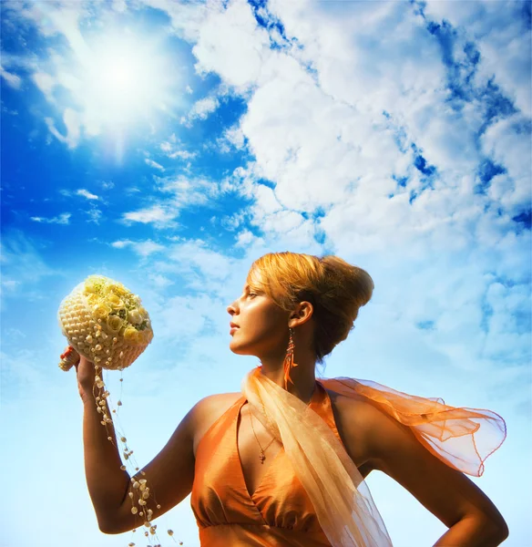 Schöne Rothaarige Mädchen Mit Einem Blumenstrauß Über Bewölkten Himmel — Stockfoto