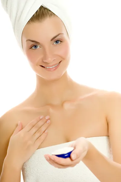 シャワーの後彼女の肌に保湿剤を適用する若い美しい女性 — ストック写真