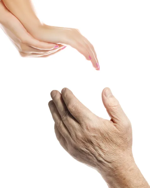 Руки молодой женщины и пожилого мужчины на белом фоне — стоковое фото