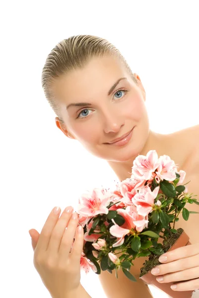Mooie jonge vrouw met een bloem geïsoleerd op witte achtergrond — Stockfoto