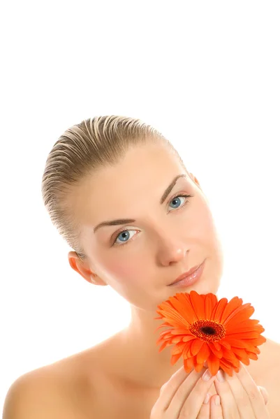 Güzel genç kadın beyaz arkasında izole gerbera çiçek — Stok fotoğraf