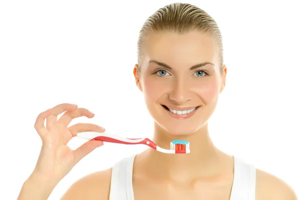 Красива молода жінка з зубною щіткою ізольована на білому фоні — стокове фото