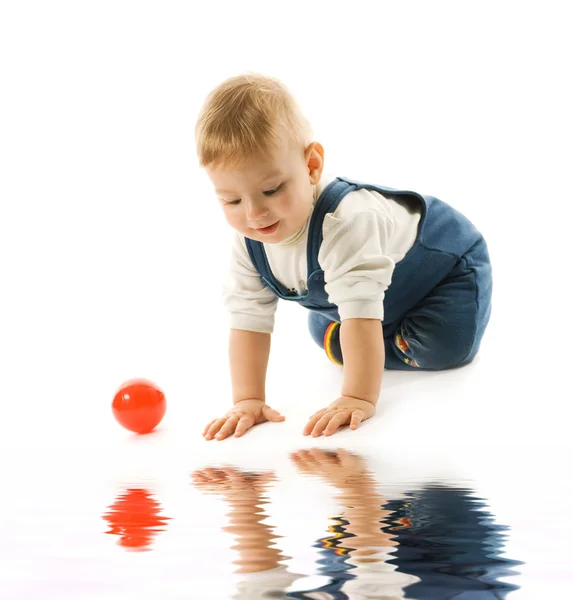 Entzückendes Baby, das sein Spiegelbild im Wasser betrachtet — Stockfoto