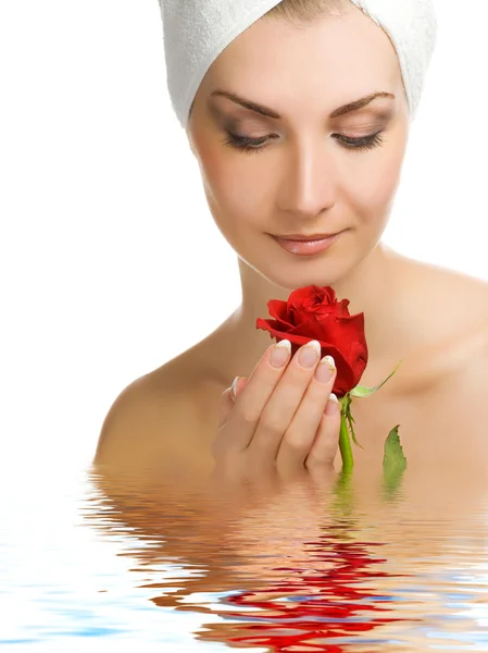 Красива молода жінка з трояндою у воді — стокове фото