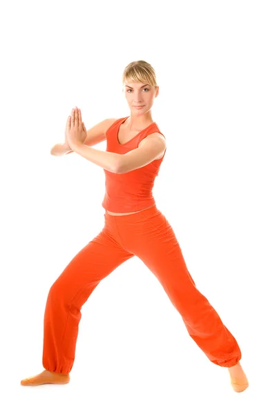 Красива молода жінка робить вправи йоги ізольовані на білому фоні — стокове фото