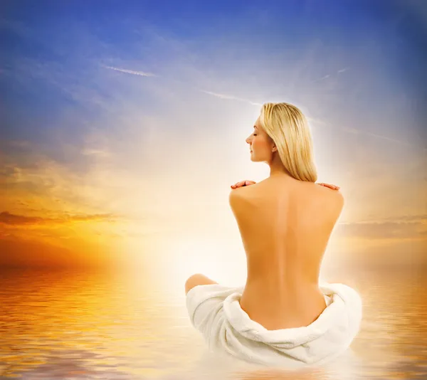 Beautiful Young Woman Relaxing Sea Sunset — Stock Photo, Image