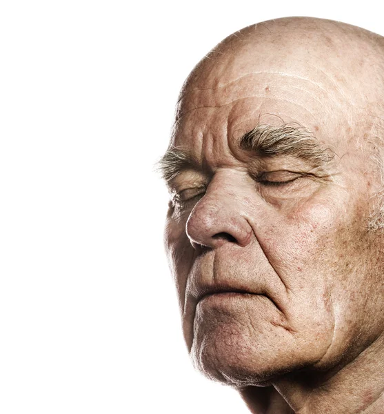 Лицо пожилого человека на белом фоне — стоковое фото