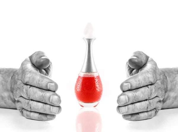 Siyah Beyaz Eski Adam Aralarındaki Kırmızı Sıvı Şişe Eller Beyaz — Stok fotoğraf