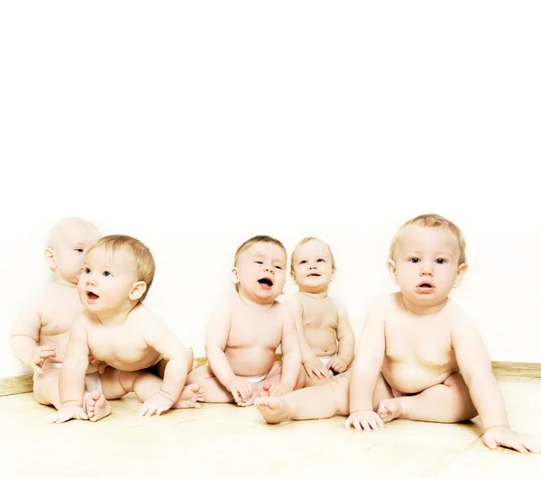 Группа Очаровательных Малышей Смотрит — стоковое фото