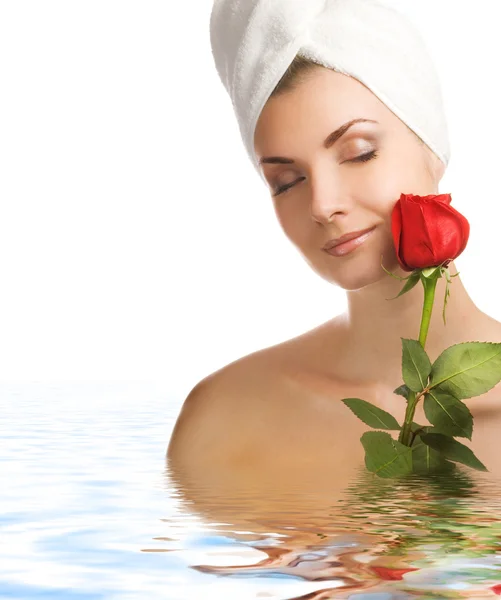 美丽的年轻女子在水中的一朵玫瑰 — 图库照片