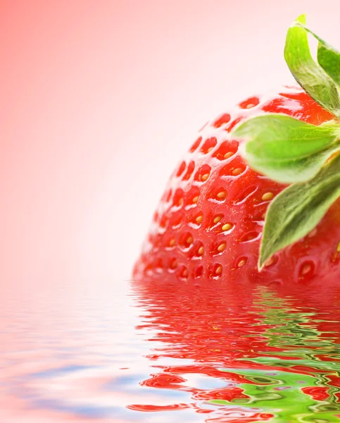 Reife Erdbeere Spiegelt Sich Wasser Wider — Stockfoto
