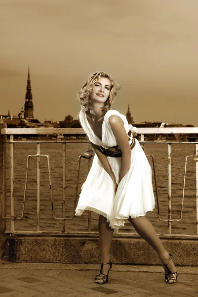 Hermosa Foto Estilizada Retro Una Mujer Bonita Que Parece Marilyn —  Fotos de Stock
