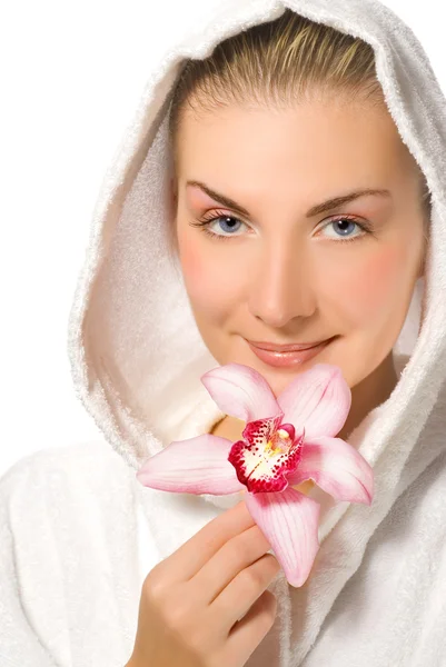 Blond meisje bedrijf roze orchidee in haar handen — Stockfoto