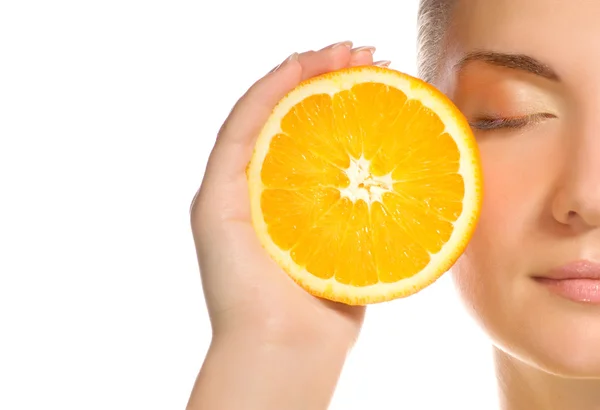 Krásná dívka s šťavnatý pomeranč — Stock fotografie