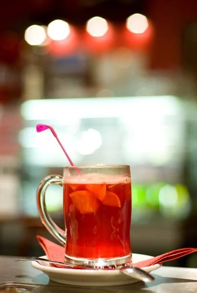 Чашка фруктового чая на абстрактном размытом фоне (мелкий DoF ) — стоковое фото