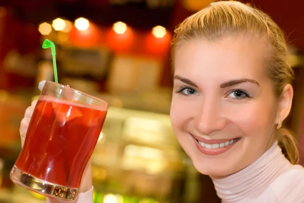 Vacker Ung Kvinna Med Kopp Frukt Café — Stockfoto