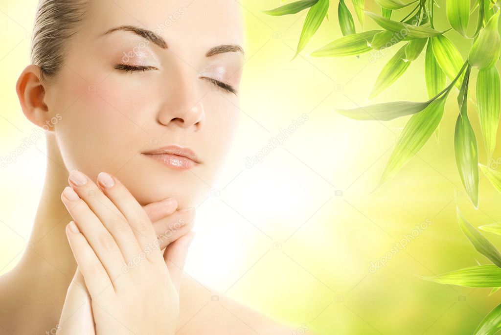 Beautiful young woman applying organic cosmetics to her skin — Stock