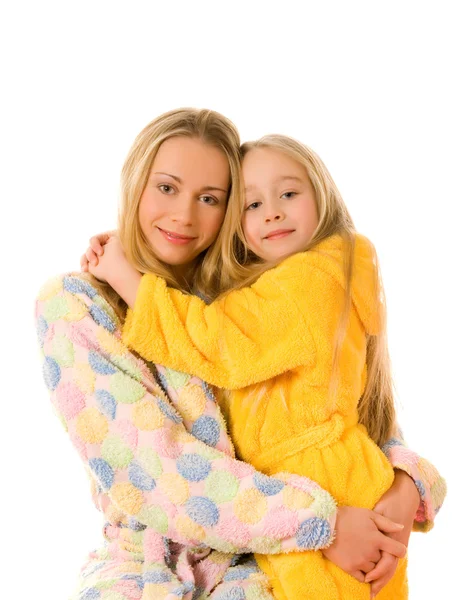 母亲和她的女儿在多彩浴衣 — 图库照片