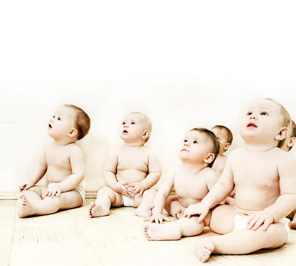 Grupp av bedårande småbarn tittar på något — Stockfoto