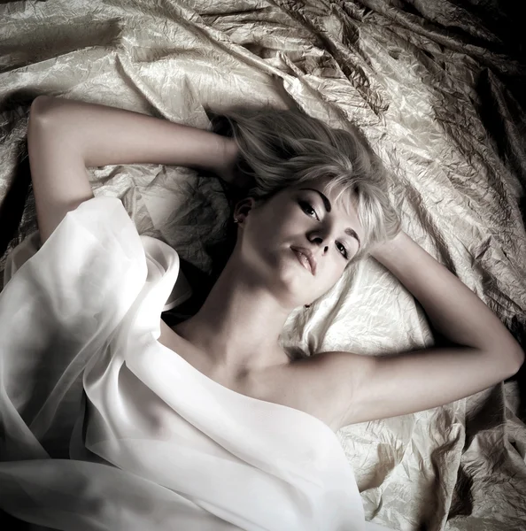 Μονόχρωμη Πορτρέτο Του Μια Όμορφη Όμορφη Κοπέλα Ξαπλωμένη Ένα Κρεβάτι — Φωτογραφία Αρχείου