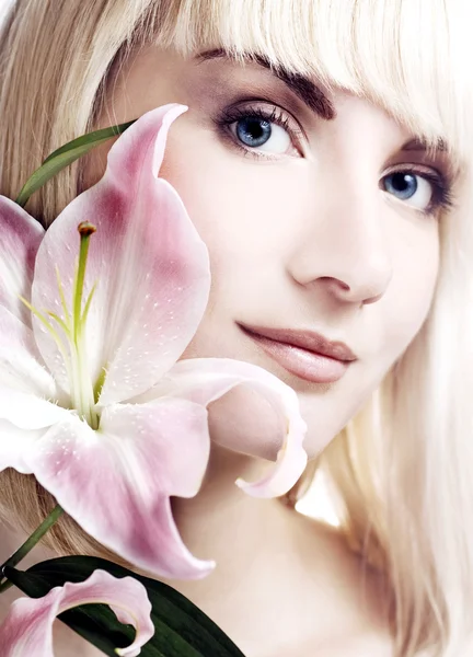 Beautuful žena s portrétem okouzlující růžové lilie — Stock fotografie