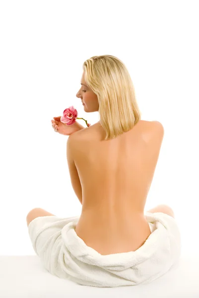 Vacker ung kvinna med orkidé blomma isolerad på vita backg — Stockfoto