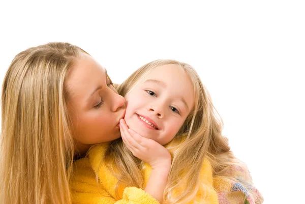 Mère embrassant sa fille — Photo