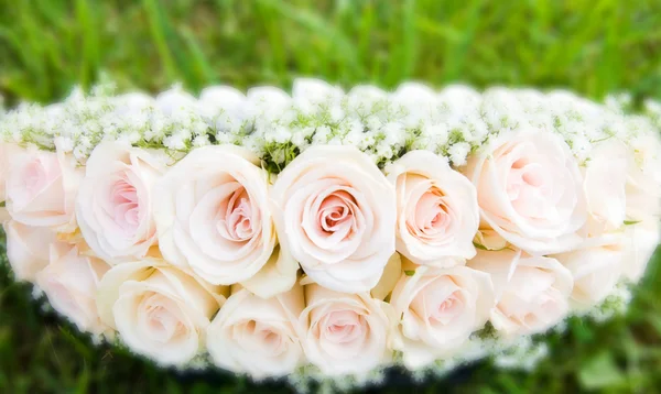 Svatební kytice na zelené trávě — Stock fotografie