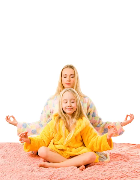 Moeder Dochter Zittend Een Bed Doen Yoga Oefening — Stockfoto