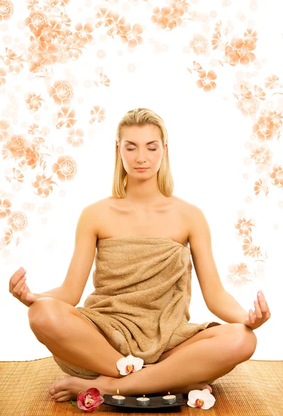 Güzel Genç Kadın Meditasyon Yapıyor — Stok fotoğraf