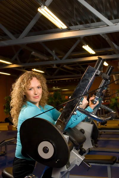Hermosa mujer hace ejercicio en un gimnasio —  Fotos de Stock