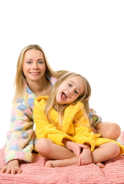 Mother and her daughter sitting on a bed — Stock Photo, Image