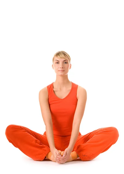 Bella giovane donna che fa esercizio di yoga isolato su schiena bianca — Foto Stock