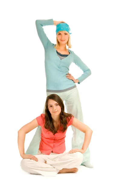 Twee tienermeisjes geïsoleerd op witte achtergrond — Stockfoto