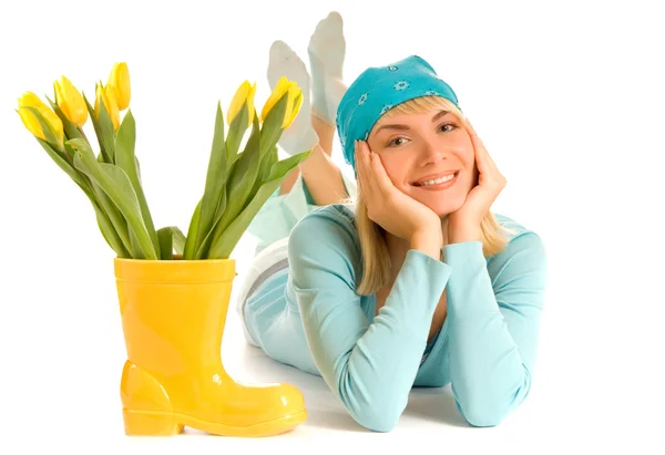 Gyönyörű tizenéves lány, elszigetelt, fehér hátán sárga tulipánok — Stock Fotó