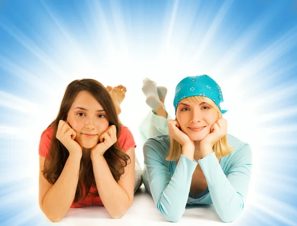 Две Симпатичные Девочки Подростки Изолированные Абстрактном Фоне — стоковое фото