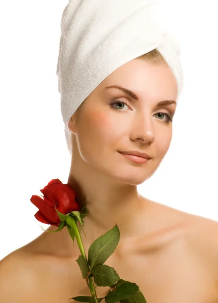 Красива молода жінка з червоною трояндою — стокове фото