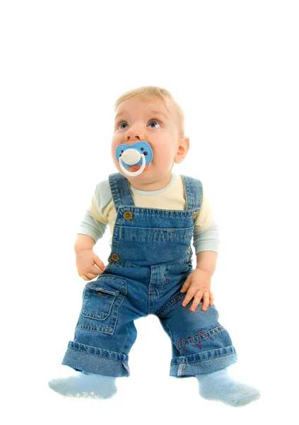 Engraçado bebê chupando um manequim isolado no fundo branco — Fotografia de Stock