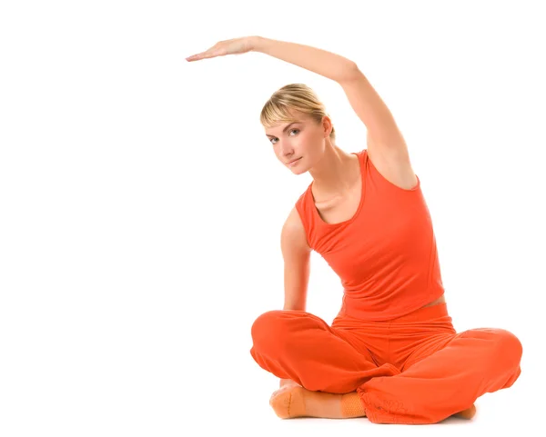 Mulher bonita fazendo exercício de ioga isolado nas costas brancas — Fotografia de Stock