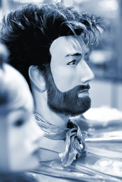 美容室のスタイリッシュな散髪とマネキンの頭部 — ストック写真