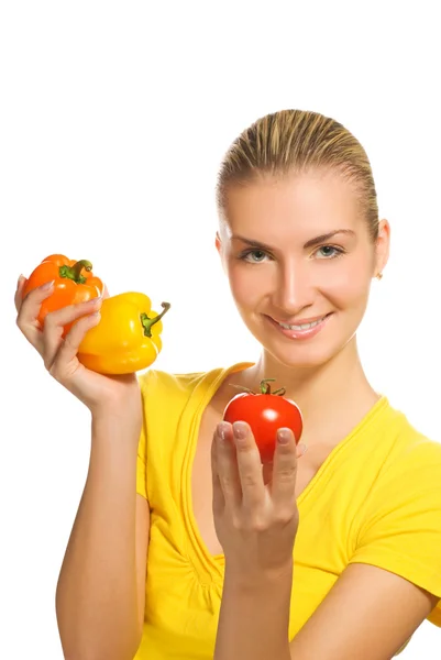 Красивая молодая женщина со свежими овощами — стоковое фото