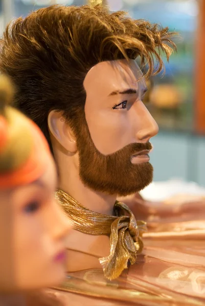 Tête de mannequin avec coupe de cheveux élégante dans le salon de coiffure — Photo