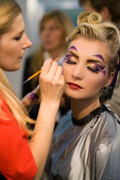 Make-up artist στην εργασία — Φωτογραφία Αρχείου