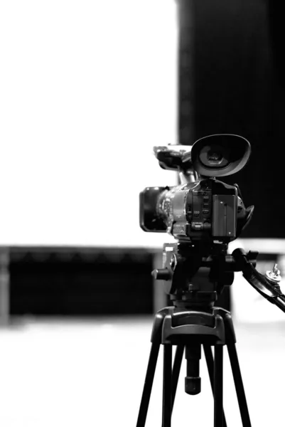 Professionelle Videokamera Auf Stativ — Stockfoto
