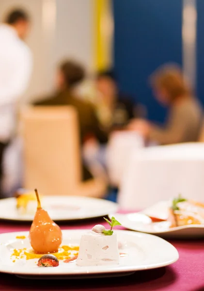 Served table in a restaurant (shallow DoF) — Stock Photo, Image