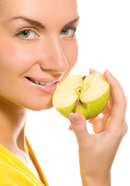 白い背景に分離されたリンゴのスライスを持つ若い美しい女性 — ストック写真