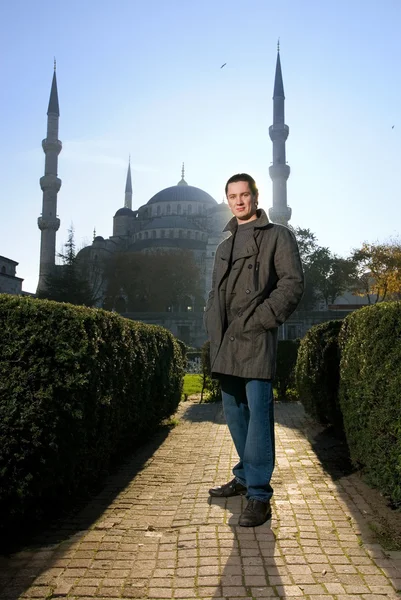 Jonge knappe man in een stad (Turkije, istanbul) — Stockfoto