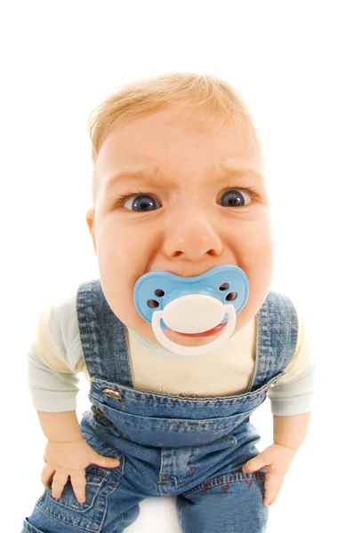 Lustiges Baby saugt eine Dummy isoliert auf weißem Hintergrund — Stockfoto